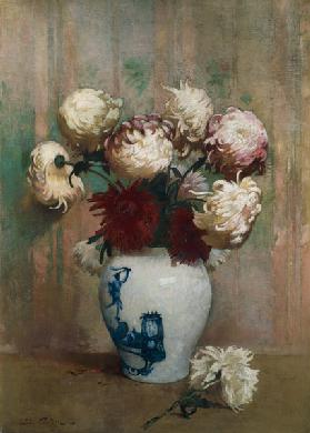 Chrysanthemen in einer asiatischen Vase.