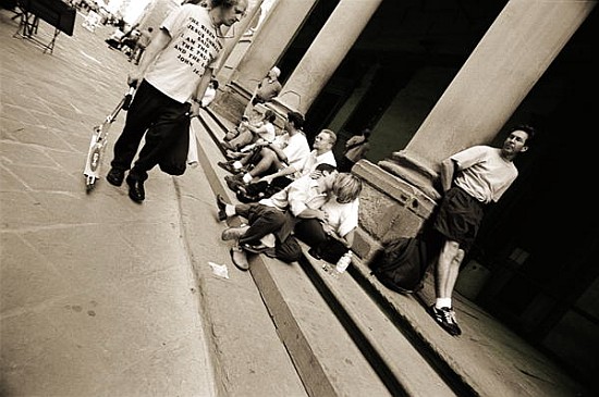 Man wearing a ''Jesus'' T-shirt staring at lovers, 2004 (b/w photo)  von Stephen  Spiller