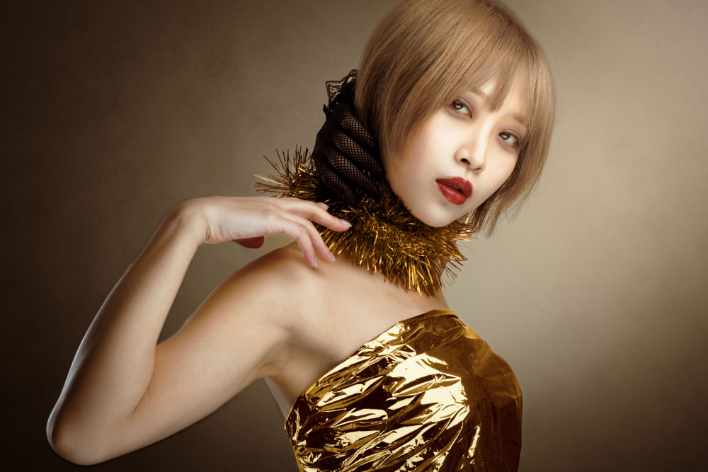 Gold Dress von Suguru Sumimoto