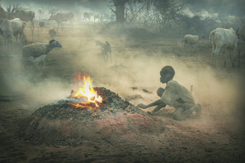 MUNDARI-SOUTH SUDAN Boy and his fire von Svetlin Yosifov