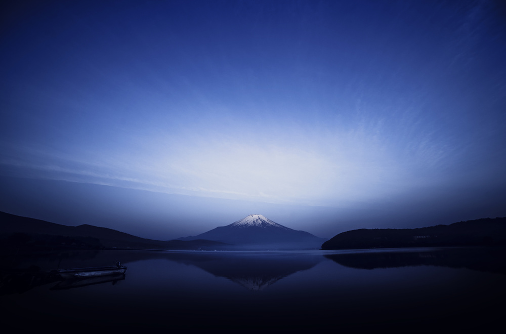 Early morning blue symbol von Takashi Suzuki