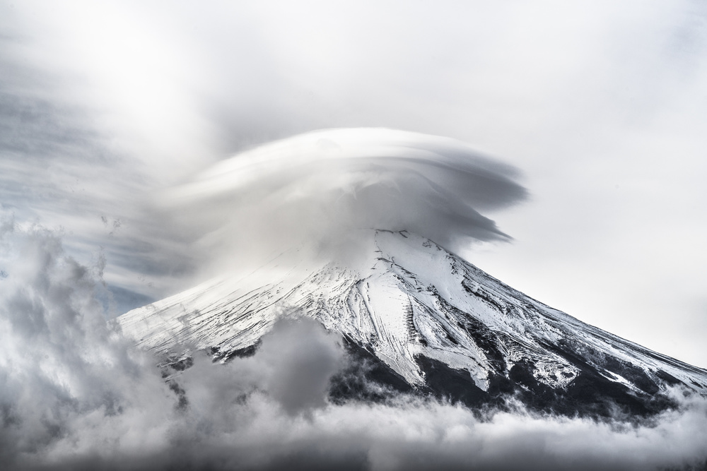 Umbrella cloud fuji von Takashi Suzuki