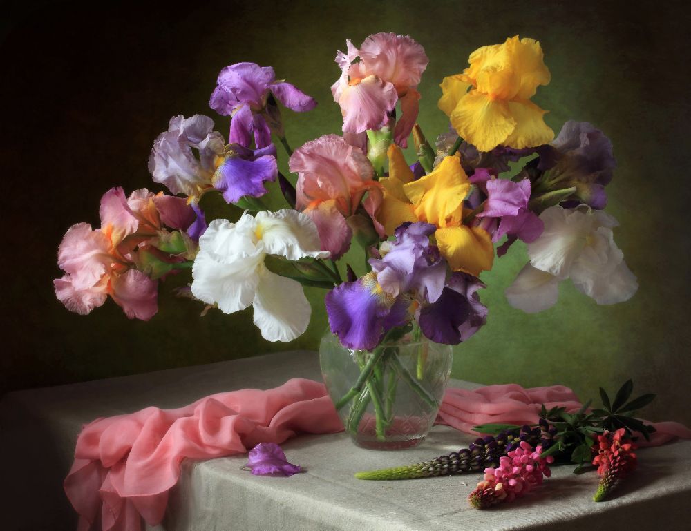 Mit einem Bouquet von Iris und Blumen Lupine von Tatyana Skorokhod