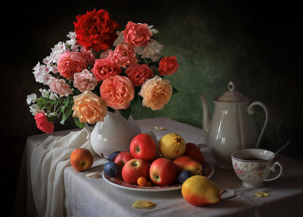 Still life with a bouquet and fruits von Tatyana Skorokhod
