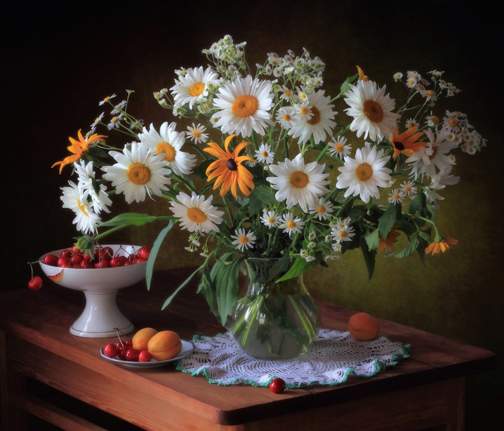 Still life with daisies and berries von Tatyana Skorokhod