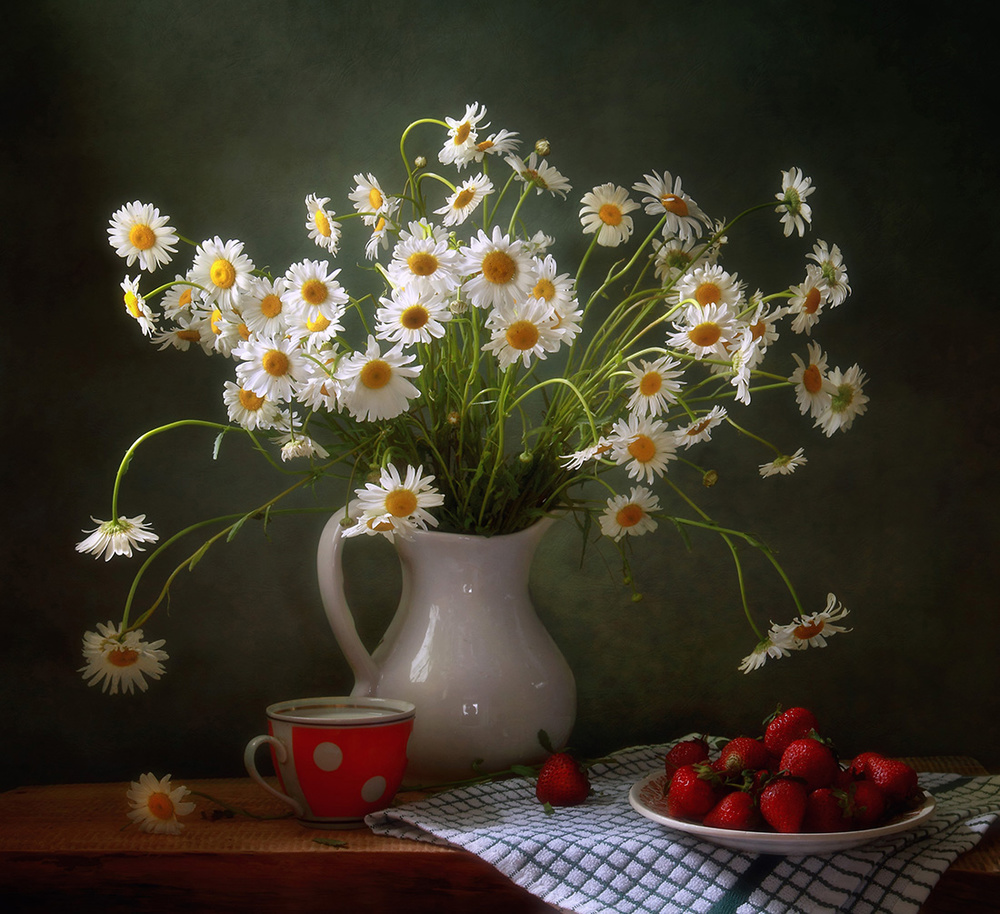 Still Life with Camomiles and Strawberries von Tatyana Skorokhod