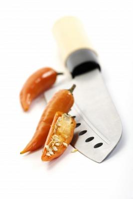 Gelbe Peperoni mit Messer3 von Thomas Haupt