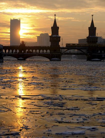 Eisschollen auf der Spree von Tim Brakemeier