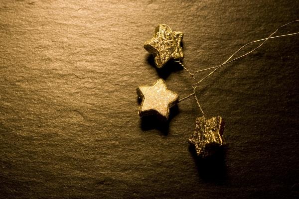 goldene Weihnachtssterne auf Schiefer von Tobias Ott