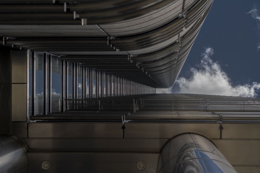 looking up buildings von Tomoshi Hara