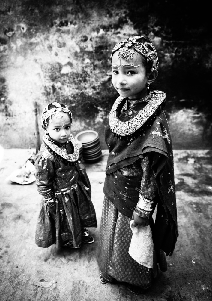 sisters in Nepal von TORU MATSUNAGA