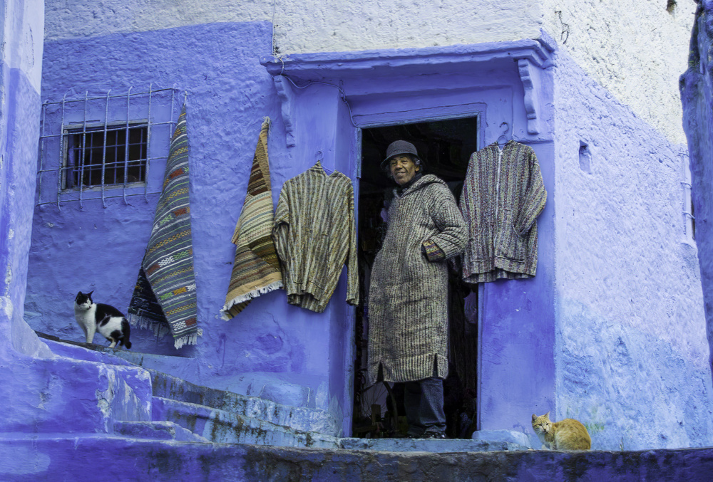 blue house man von TOSHIO TANEDA