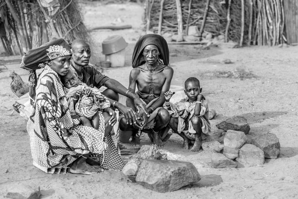 OvaKuvale village life von Trevor Cole