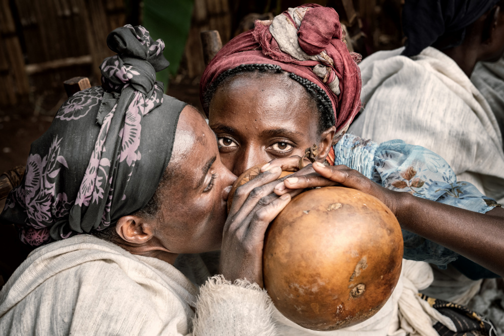 Sharing a calabash von Trevor Cole