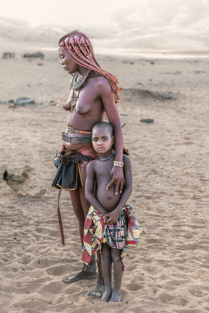 Himba mother and daughter von Trevor Cole