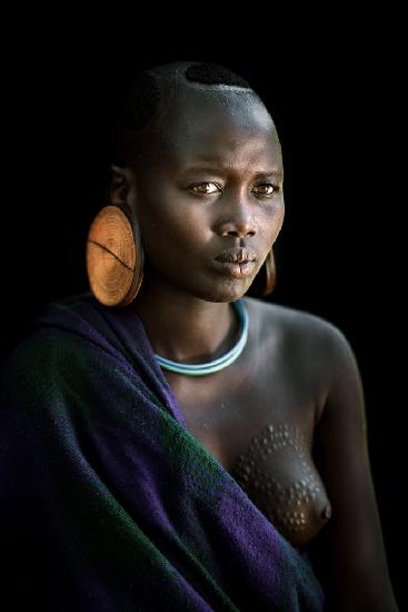 Suri tribes girl