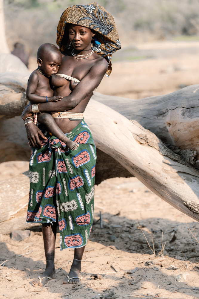Omukuvale mother and child von Trevor Cole