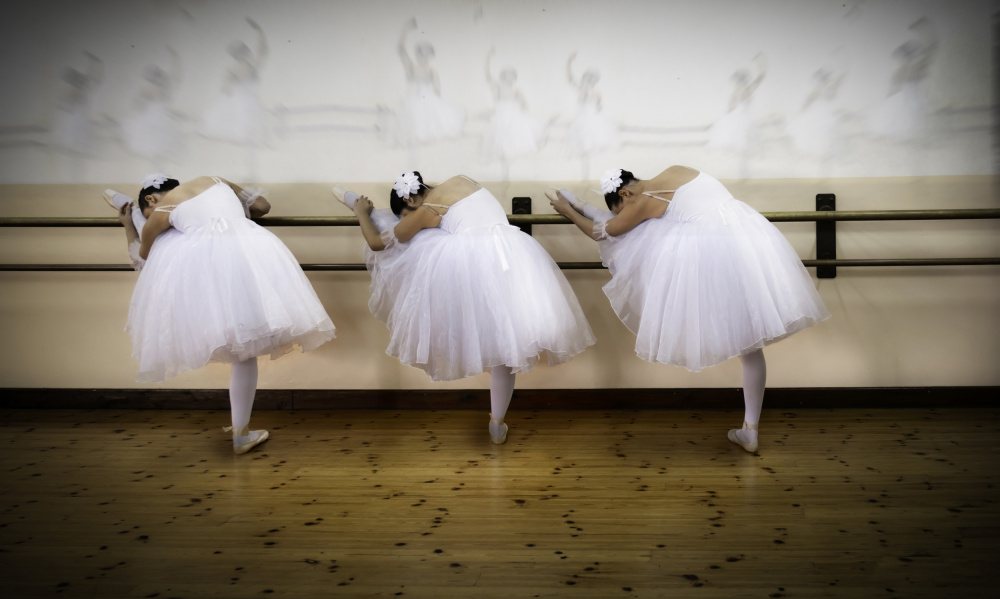 3 ballerinas -pay tribute to Dega von Tzippi Yakim