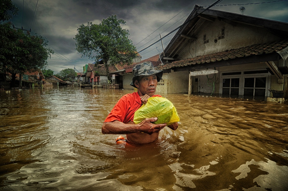 in the middle of the flood von Ujang Ubed