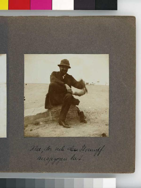 Fotoalbum Tunisreise, 1914. Blatt 6, Vorderseite rechts: beschriftet "Klee, der sich den Strumpf aus von Unbekannter Künstler