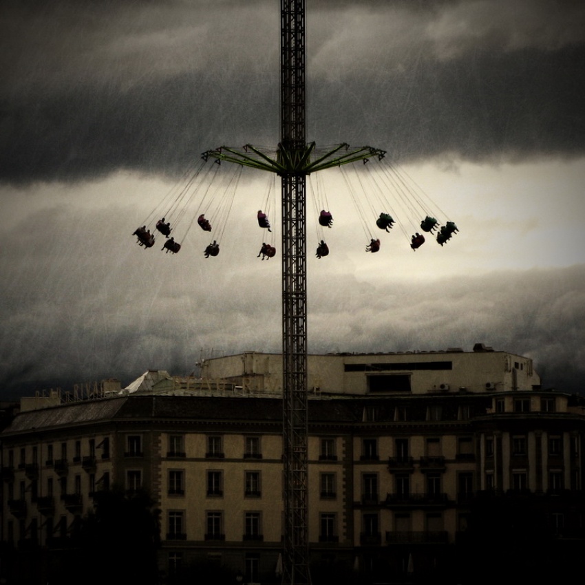 Hanging from the sky von Vangelis Bagiatis