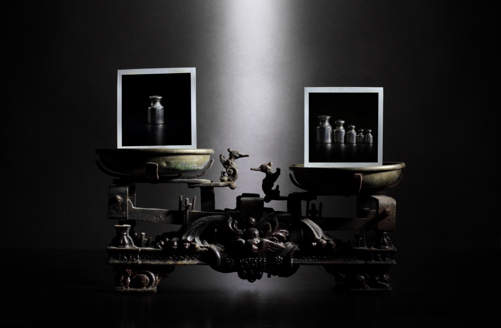 The weight of a photo von Victoria Glinka