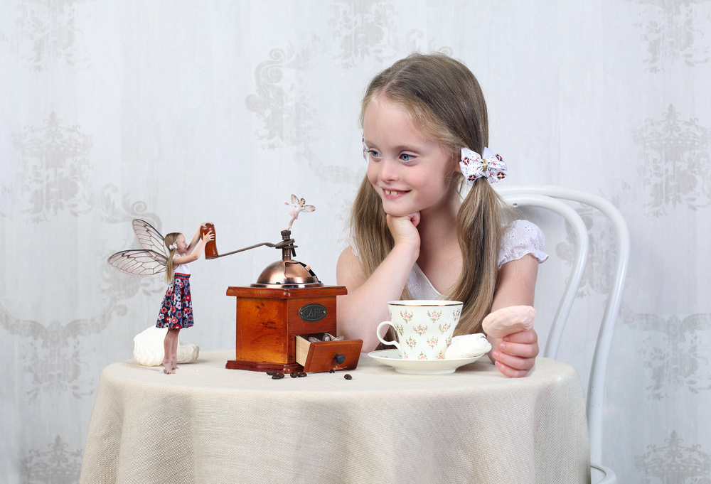 A cup of coffee with sugar and fun (the second version) von Victoria Glinka