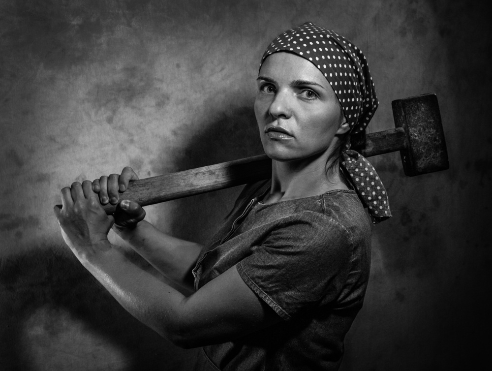 Girl with a Sledgehammer von Viktor Cherkasov