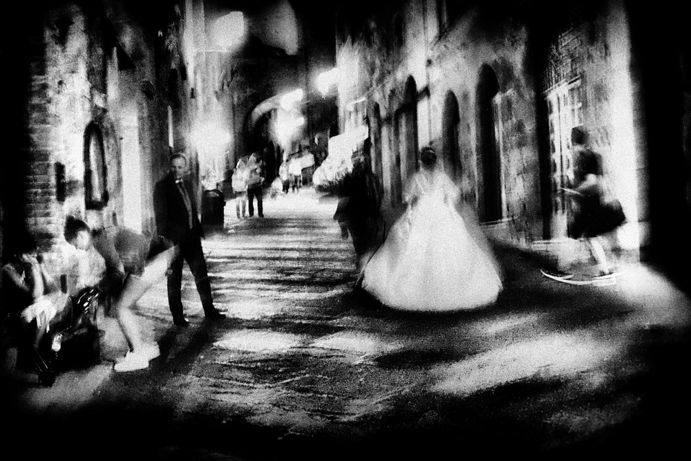 At night in the alleys of San Gimignano von Vincenzo Pascale