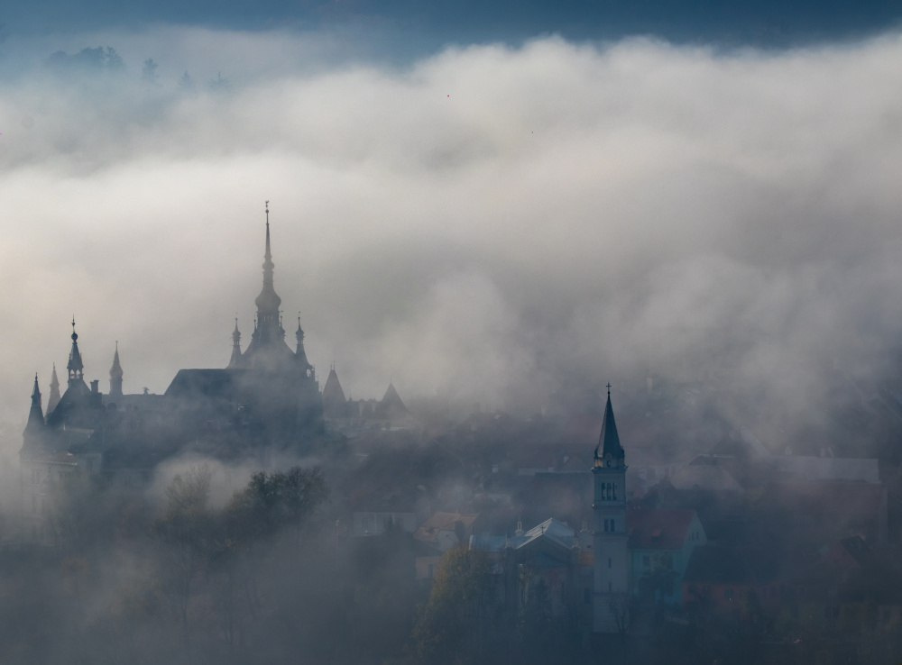 Dense fog over old town von Vio Oprea