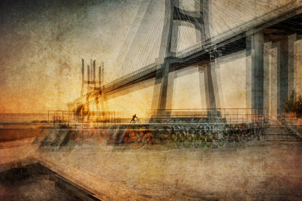 Sunrise near the bridge (Lisbon) von Vitor Martins