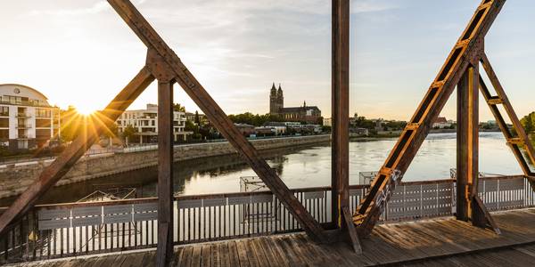 Hubbrücke und Dom in Magdeburg bei Sonnenuntergang von Werter Herr Werner, Dieterich