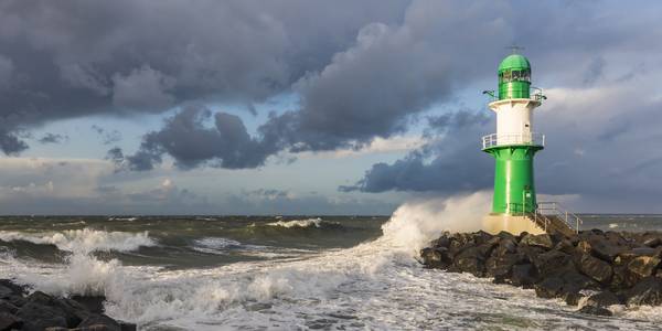 Leuchtturm bei Sturm in Warnemünde an der Ostsee - Mecklenburg-Vorpommern  von Werter Herr Werner, Dieterich