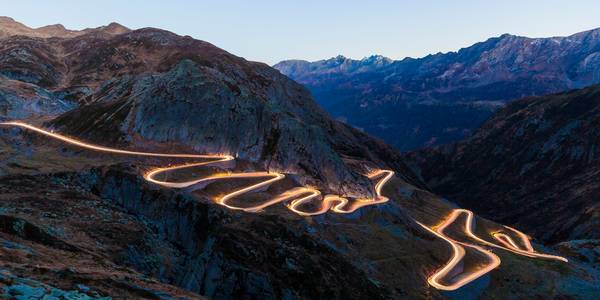 Tremolastrasse am Gotthardpass in der Schweiz am Abend von Werter Herr Werner, Dieterich