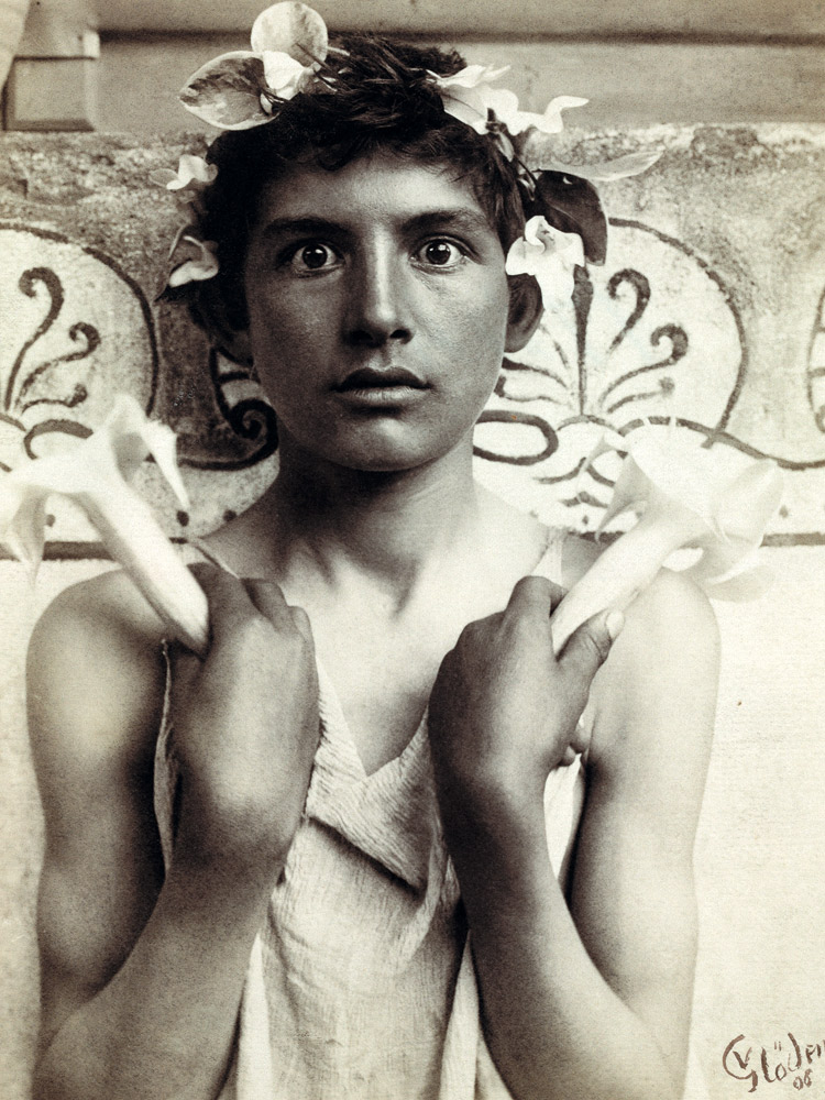 Mit Blüten gekrönter Junge, zwei Blütenkelche haltend. Hypnos von Wilhelm von Gloeden