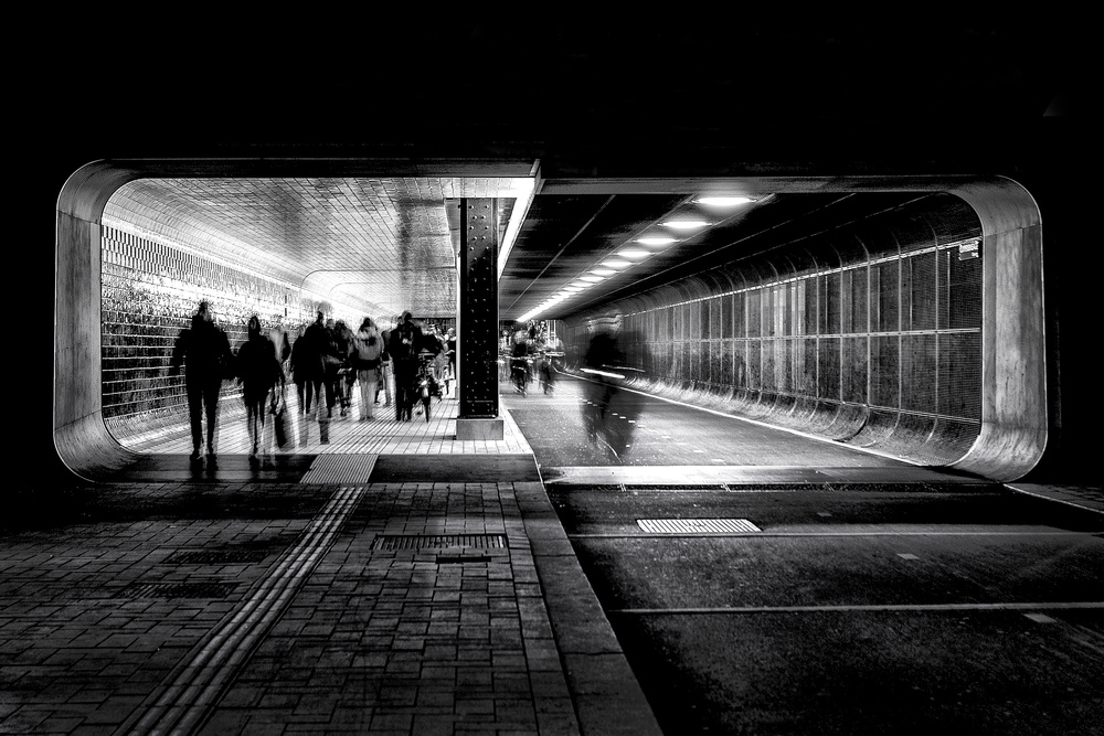 Hasty people on a Friday evening in the tunnel. von Wilma Wijers Smeets
