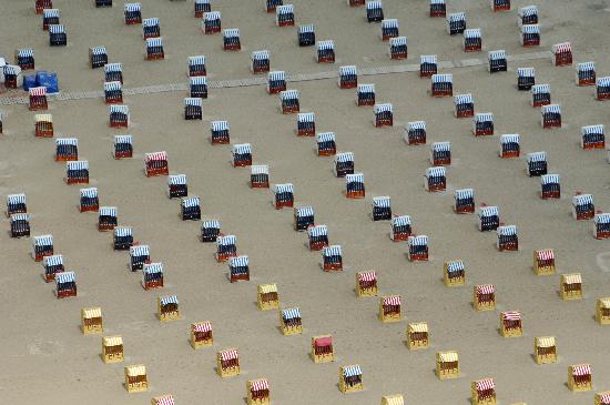 Stürmisches Schauerwetter an der Ostsee von Wolfgang Langenstrassen