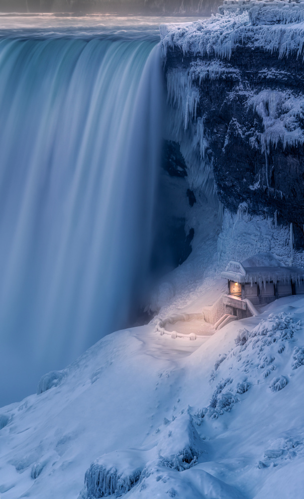 Hut under the Fall von Xiaolin Ni