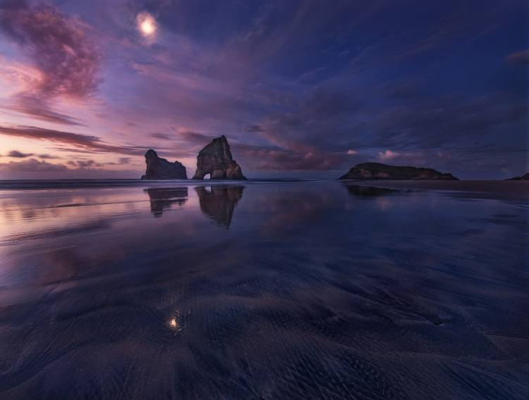 Golden Bay when Night Falls von Yan Zhang