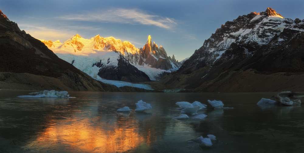 Morning Light at Cerro Torre von Yan Zhang