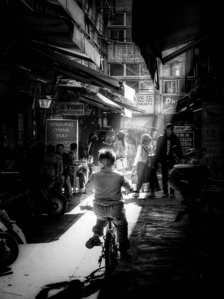 Morning alley light and shadow von Yi-Tang Wang