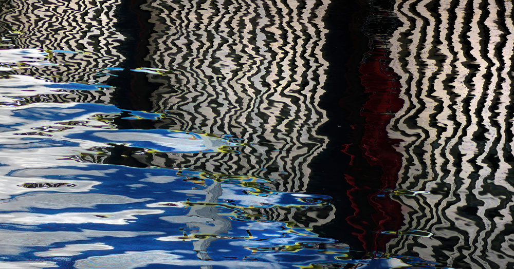 Reflections in water. von Ylva Sjögren