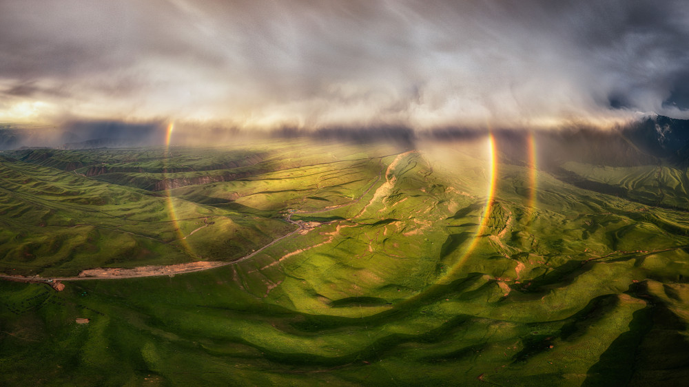 Rainbow hanging upside down in the sky von Yuan Cui