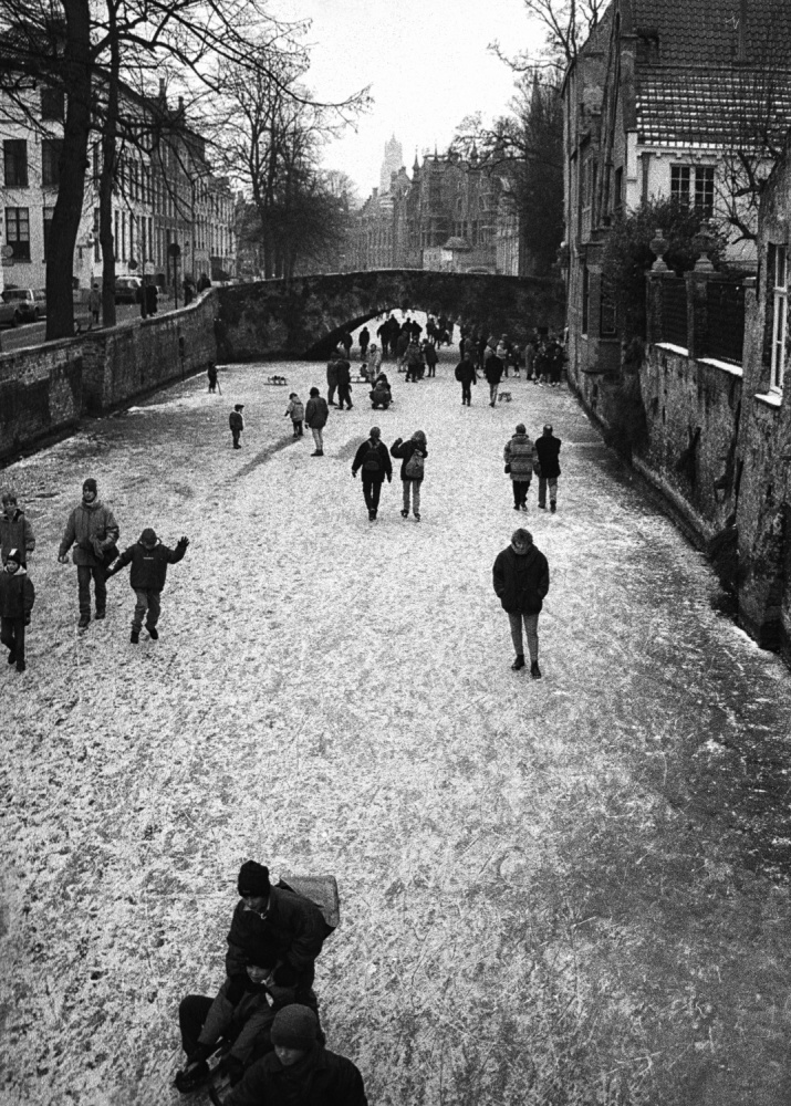 Walking on ice in Bruges von Yvette Depaepe